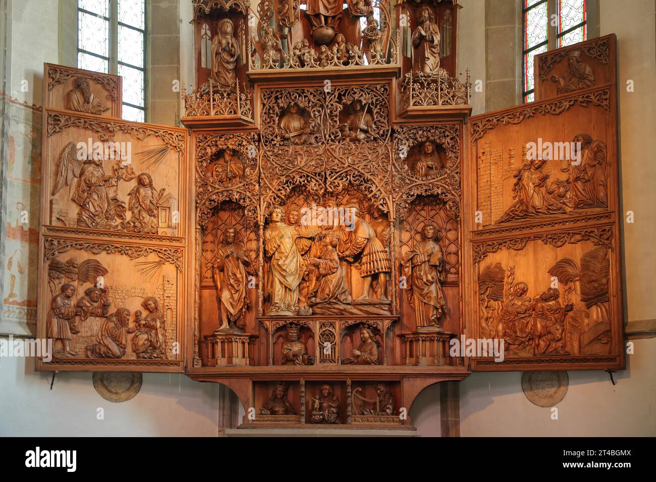 Spätgotischer Hochaltar mit Holzschnitzerei von Christoph von Urach 1520 in der St. Cyriakus Stadtkirche, Innenansicht, geflügelter Altar, Holzbildhauer Stockfoto