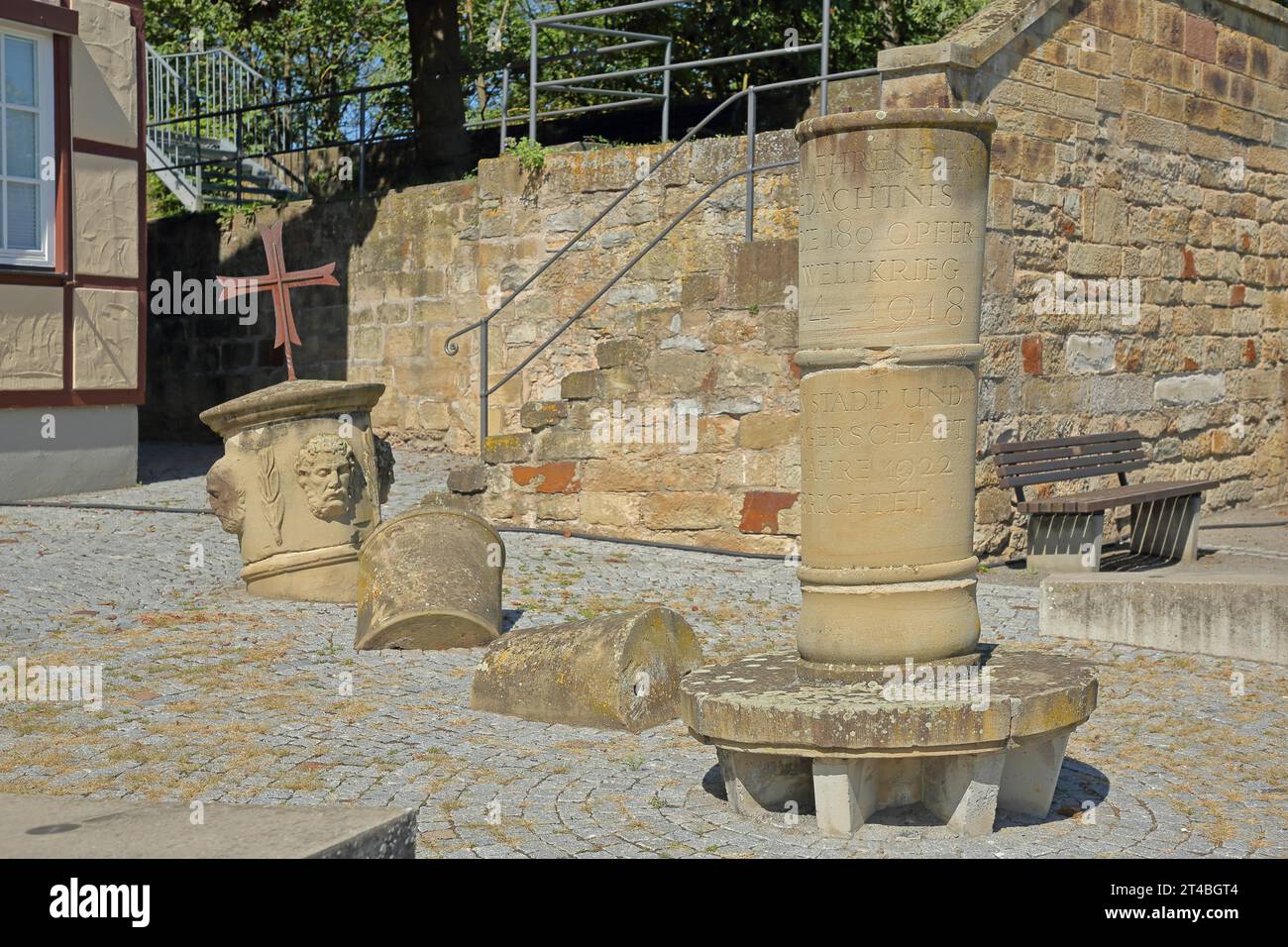 Kriegsdenkmal mit Kreuz und Steinen, Figur, Kopf, Steinmauer, Grafenburg, Lauffen am Neckar, Neckartal, Baden-Württemberg, Deutschland Stockfoto