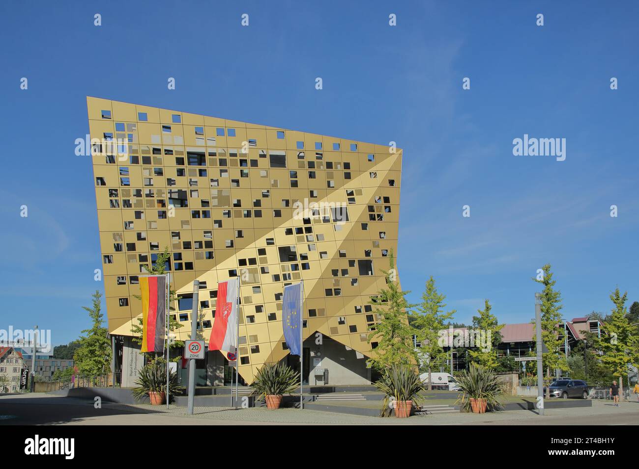 Modernes Goldbauforum Gold und Silber mit deutscher Nationalflagge, EU-Flagge, Stadtflagge, Flaggen, Schwäbisch Gmuend, Baden-Württemberg, Deutschland Stockfoto