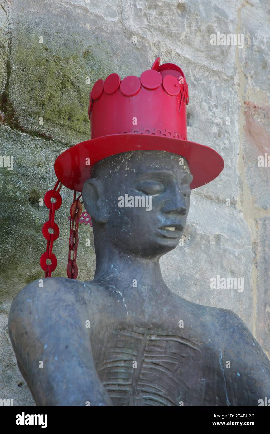 Skulptur die Umarmung von Diane Herzogin von Württemberg 1992, roter Hut, Detail, Kopf, Kopfbedeckung, Hut, Schmuck, fünf-Knopf-Turm, Schwaebisch Stockfoto