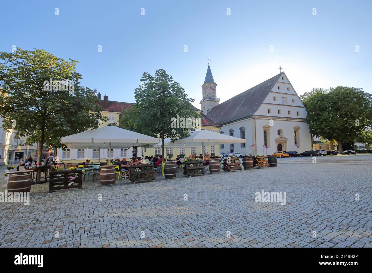 Straßenkneipe mit Menschen und Stadtkirche, Goeppingen, Schwäbische Alb, Baden-Württemberg, Deutschland Stockfoto