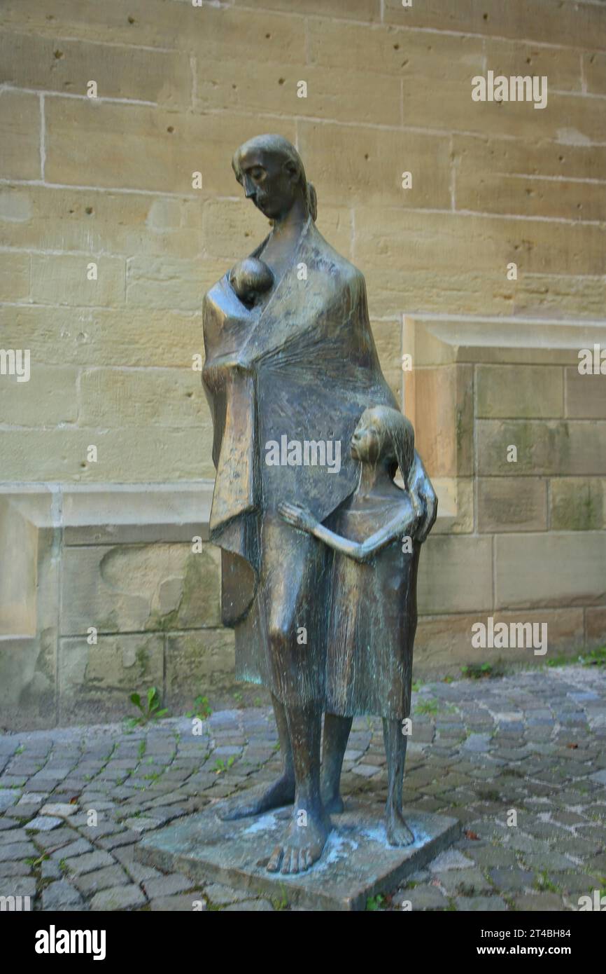 Skulptur von Karl Ulrich Nuss, Bronze, drei, Emotion, Figur, Figuren, Frau, Pflege, Sicherheit, Sicherheit, Hilfe, Hilfe, Kind, Kleinkind, Pflege, Mitgefühl Stockfoto