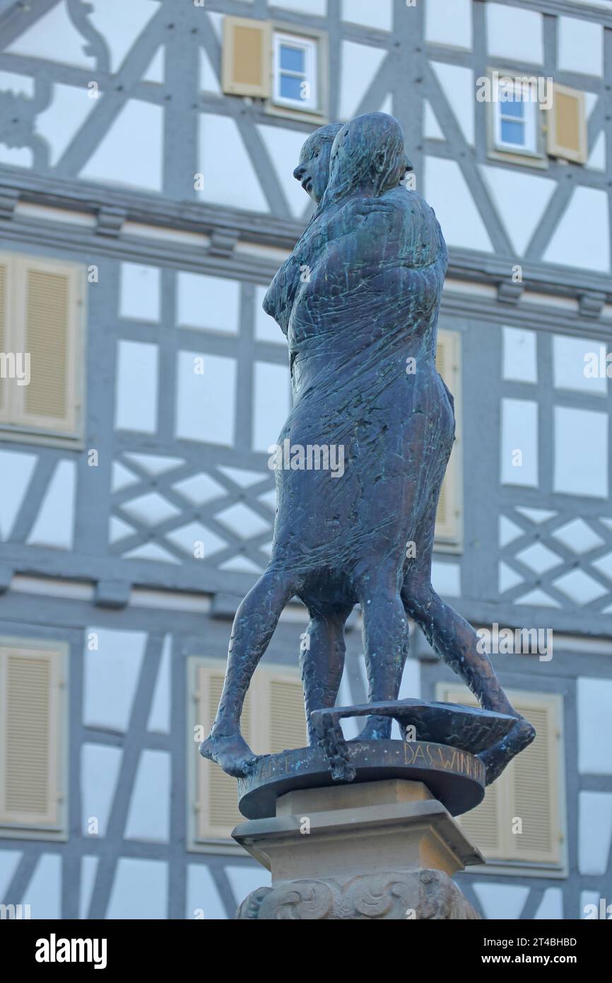 Skulptur von Karl Ulrich Nuss 2012 am Marktbrunnen, zwei, Frau, Umarmung, Umarmung, Umarmung, Fachwerkhaus, Marktplatz, Marktstraße, Winnenden Stockfoto
