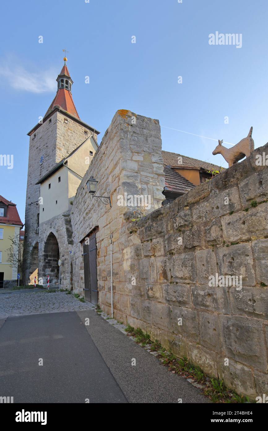 Nürnberger Tor und historische Stadtmauer mit Ziegenfigur, Stadttor, Stadtturm, Neustadt an der Aisch, Mittelfranken, Franken, Bayern, Deutschland Stockfoto