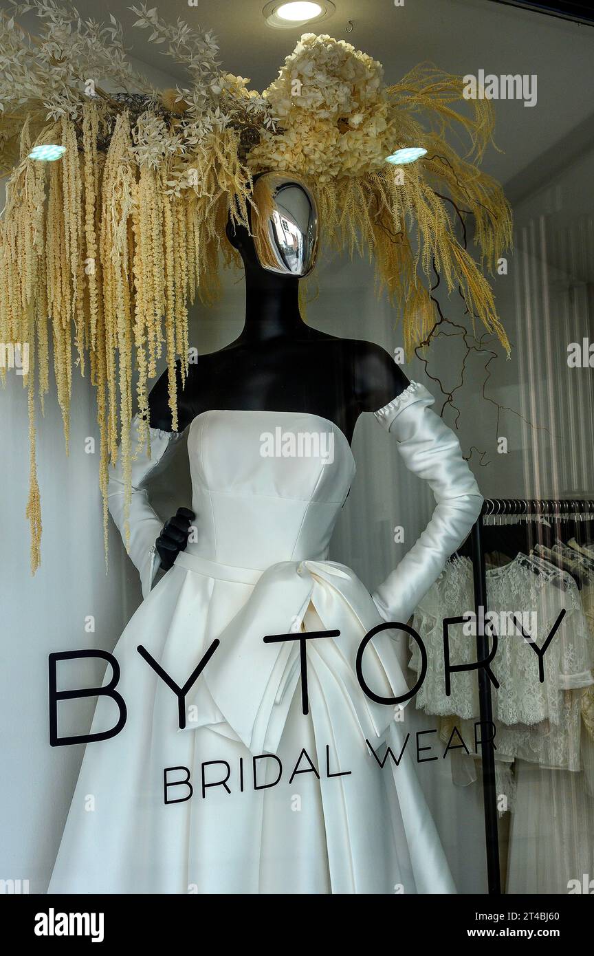 Schaufenster mit schwarzer Modepuppe im Hochzeitskleid, Allgäu, Bayern, Deutschland Stockfoto