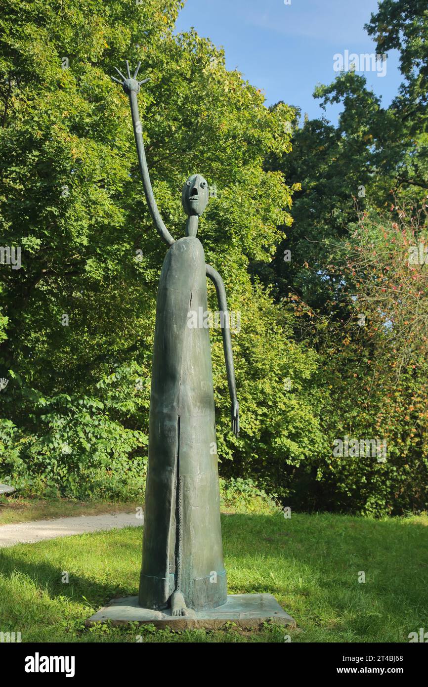 Skulptur der Herald von Heinrich Kirchner 1981, Figur, schlank, lang, Arme, hoch, hoch, dehnen, dehnen, verkünden, herald, Ankündigung, Nachricht Stockfoto