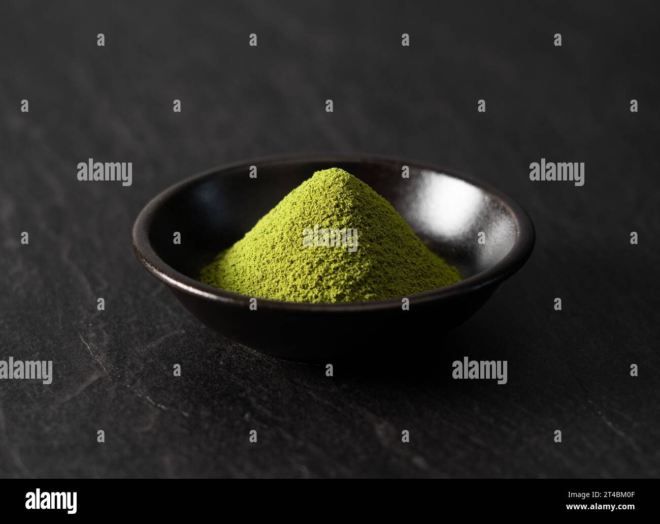 Matcha grüner Tee auf schwarzem Hintergrund. Matcha-Pulver. Stockfoto