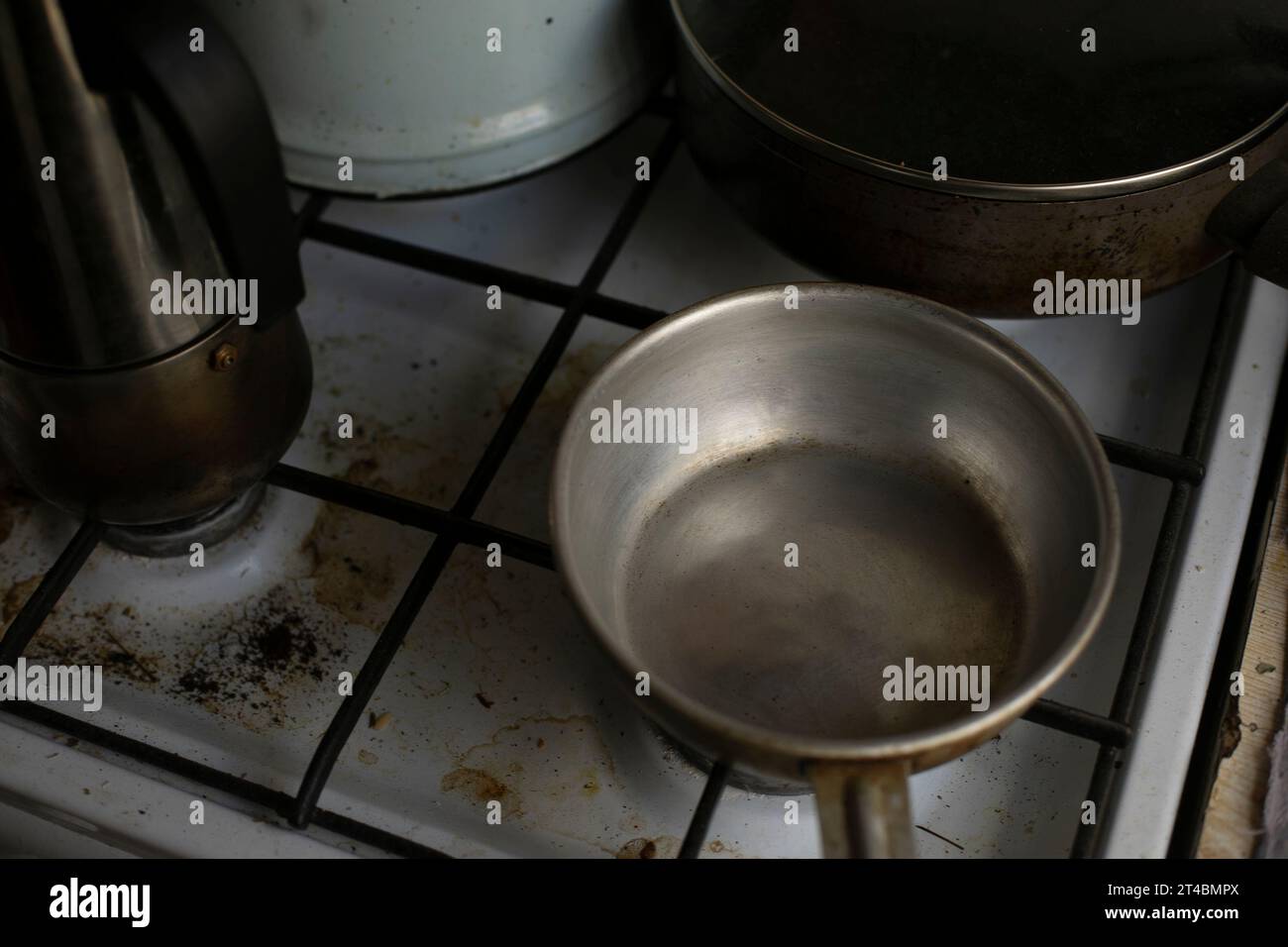Alte Küche. Geschirr auf Gasherd. Wasserkübel aus Aluminium. Küche mit alten Sachen. Stockfoto