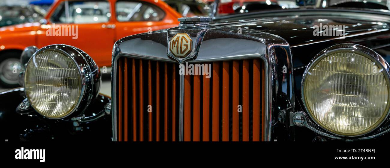 Nahaufnahme des alten Retro-Car-MG, Morris-Garagen. Novi Sad, Serbien - 09.08.2023. Stockfoto
