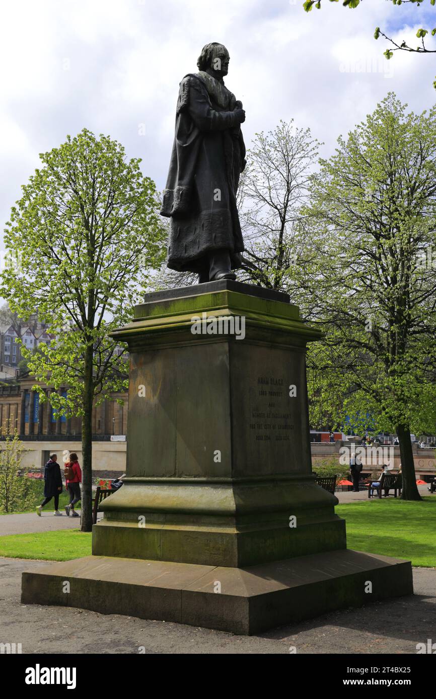 Die Adam Black Statue, Princes Street Gardens, Edinburgh City, Schottland, Großbritannien Stockfoto