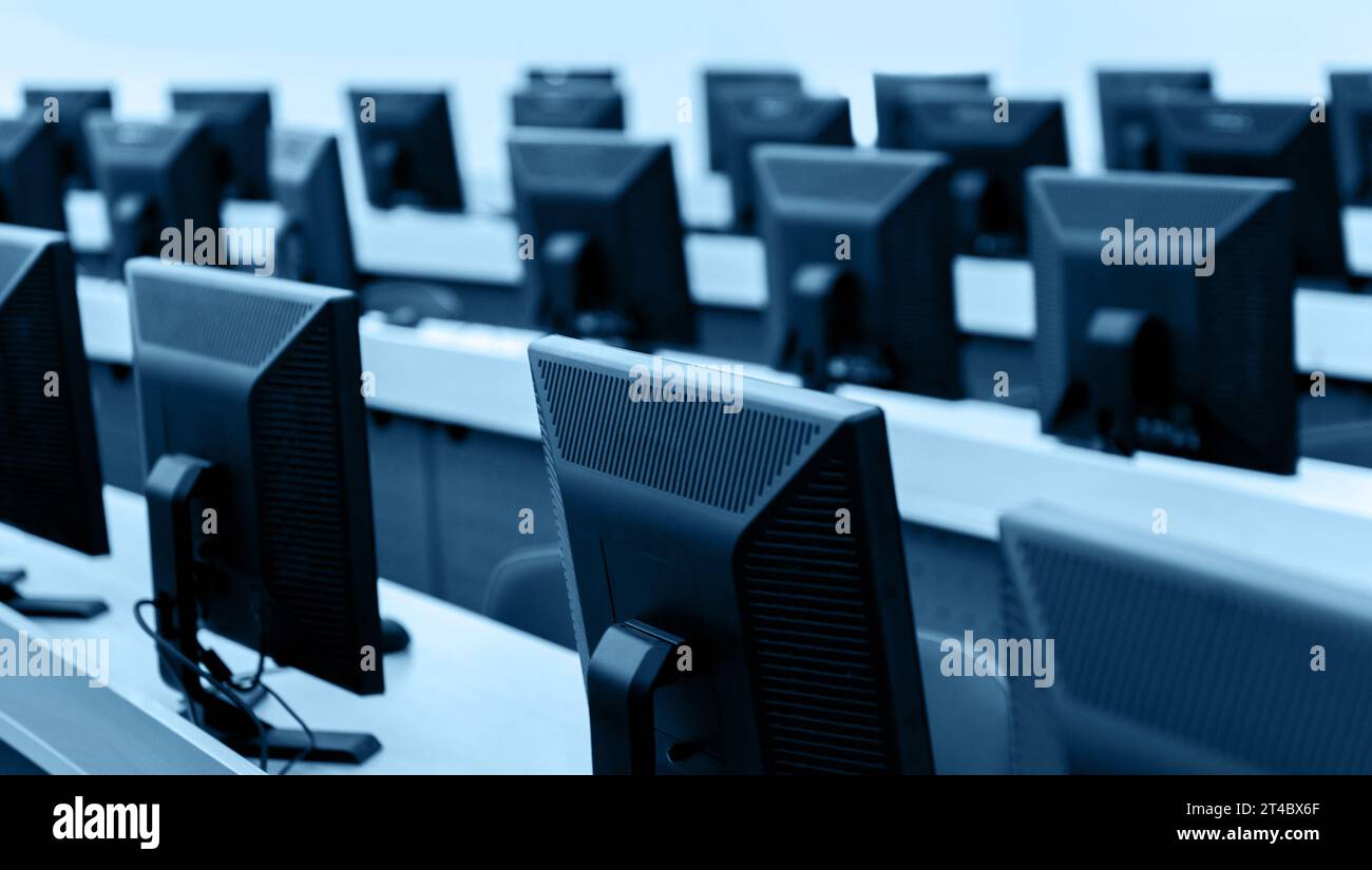 Gruppe von Computern im Computerlabor Stockfoto
