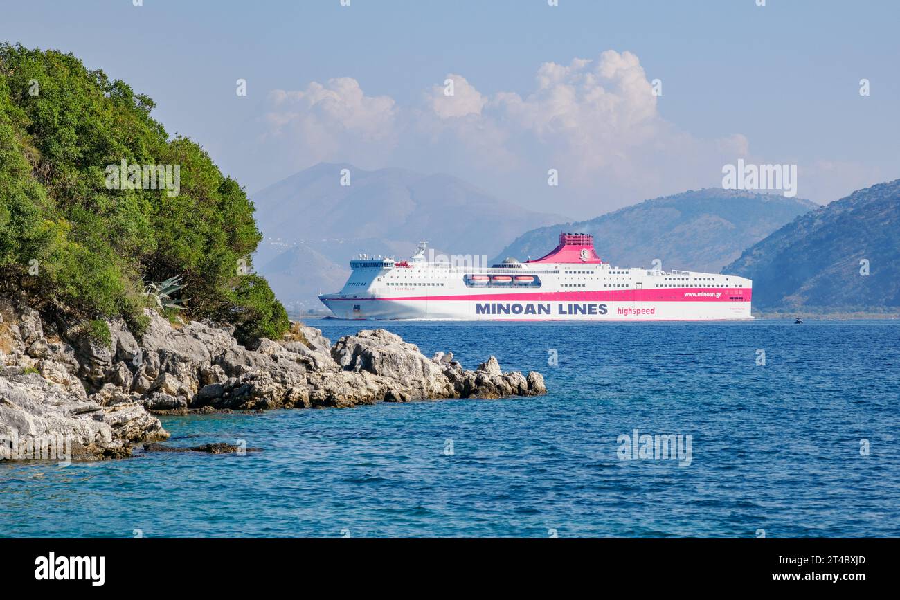 Das Schiff der Minoan Lines Kydon Palace fährt an der Küste von Korfu und Albanien zwischen Igoumenitsa in Griechenland und Ancona in Italien vorbei Stockfoto