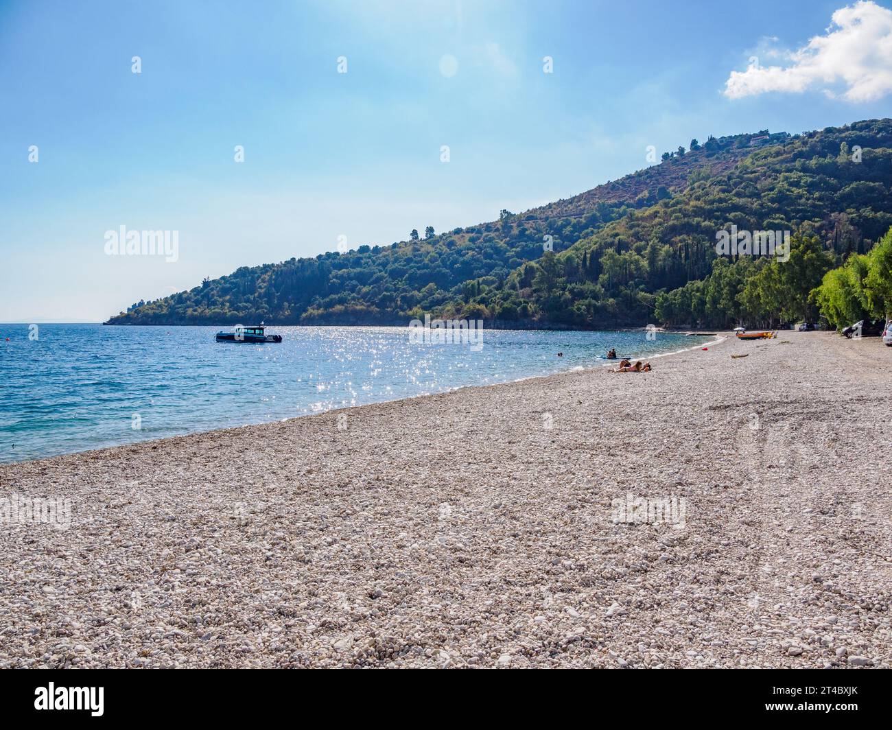 Breiter Kieselstrand in Kerasia an der Nordostküste von Korfu auf den Ionischen Inseln Griechenlands Stockfoto