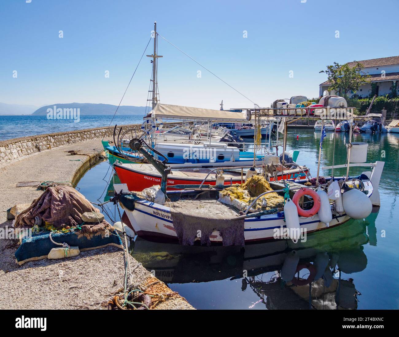Der hübsche kleine Fischerhafen Kouloura an der Nordostküste von Korfu auf den Ionischen Inseln Griechenlands Stockfoto