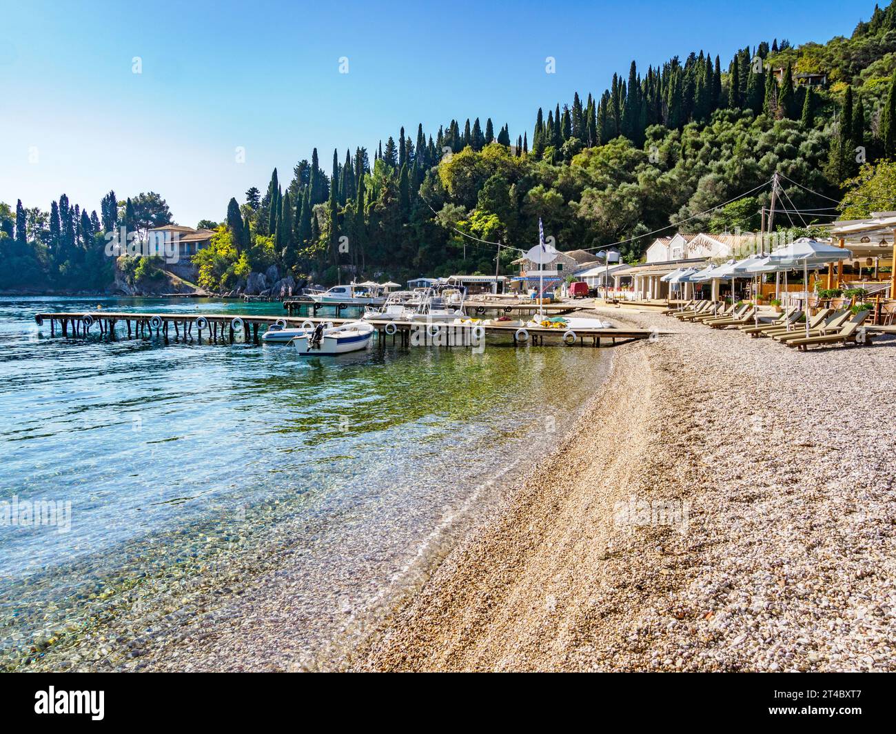Agni Beach und seine freundlichen Tavernen an der Nordostküste von Korfu auf den Ionischen Inseln Griechenlands Stockfoto