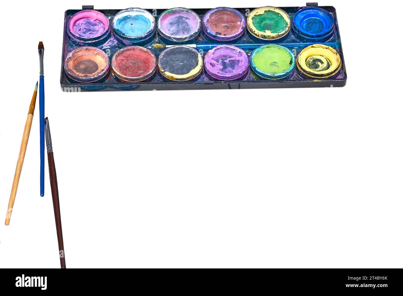 Set mit Aquarellfarben und Pinseln zum Malen auf weiß Stockfoto