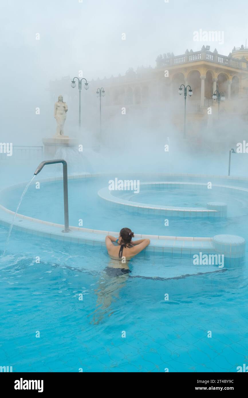 Frau entspannend auf das berühmte Széchenyi Thermalbäder in Budapest, Ungarn Stockfoto