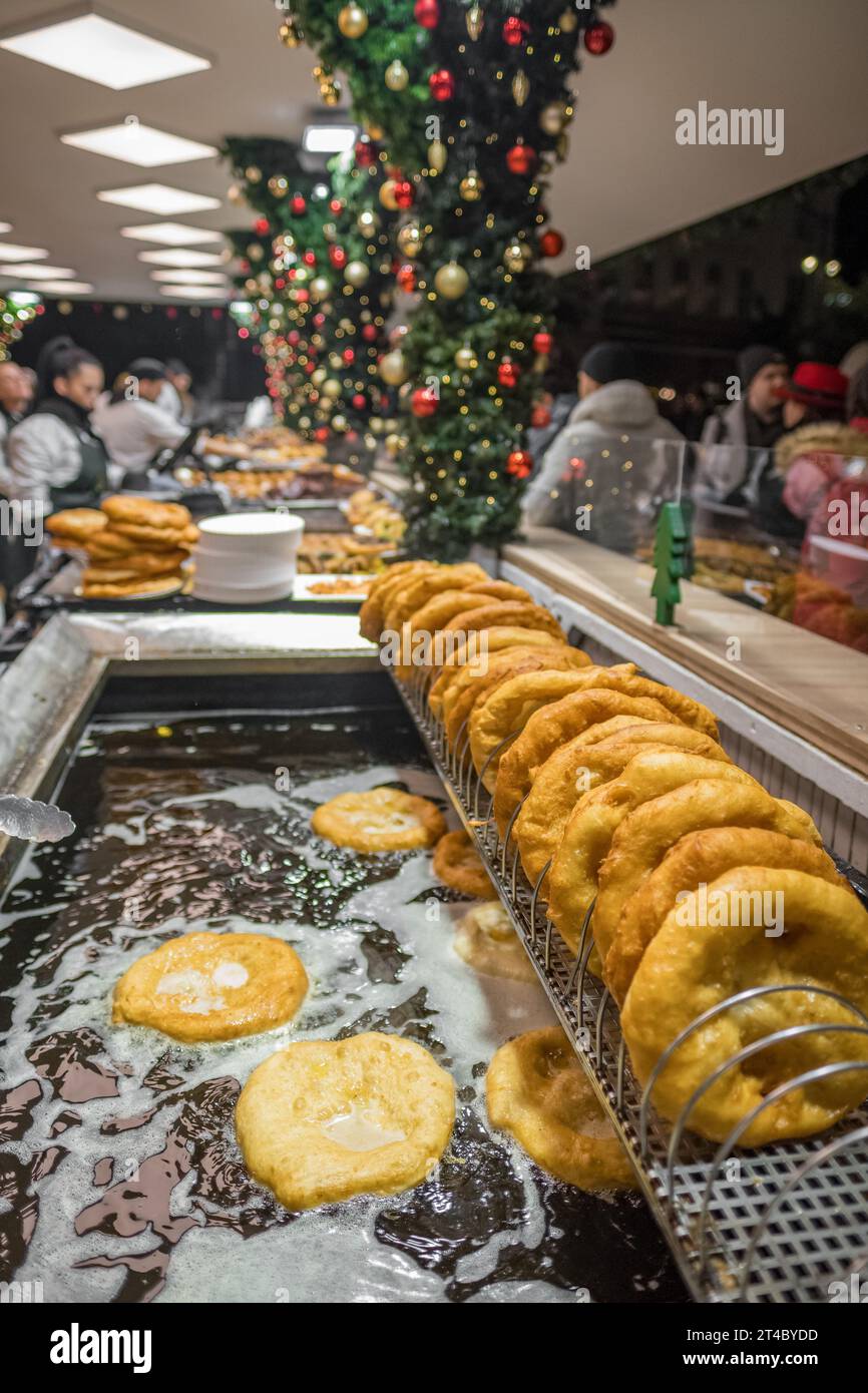 Traditionelles ungarisches Streetfood Langos auf der Messe Stockfoto