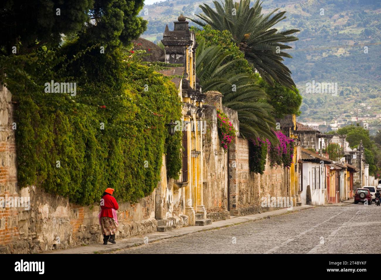 Eine Frau geht durch die Kopfsteinpflasterstraßen von Antigua, Guatemala Stockfoto