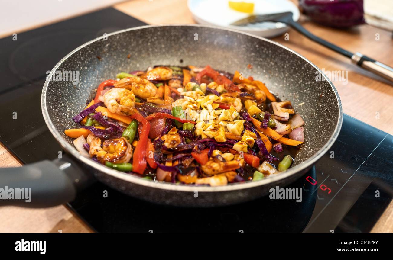 Gebratenes Gemüse in einer Pfanne. Asiatisches Essen. Stockfoto
