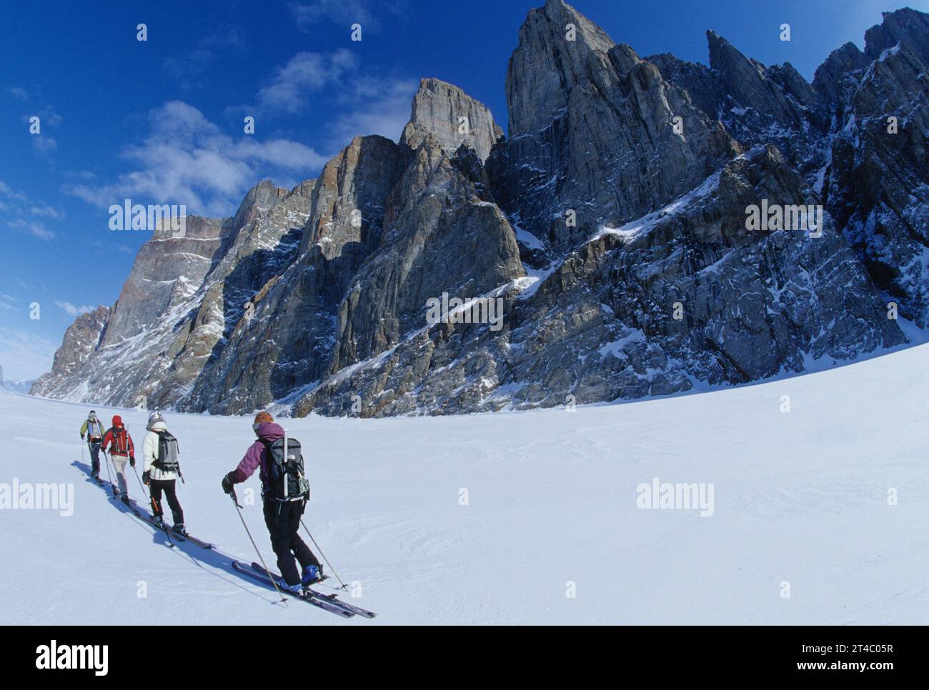 Skifahrer, die Durchquerung über gefrorenen Fjord in der Nähe von Baffin Island, Kanada Stockfoto