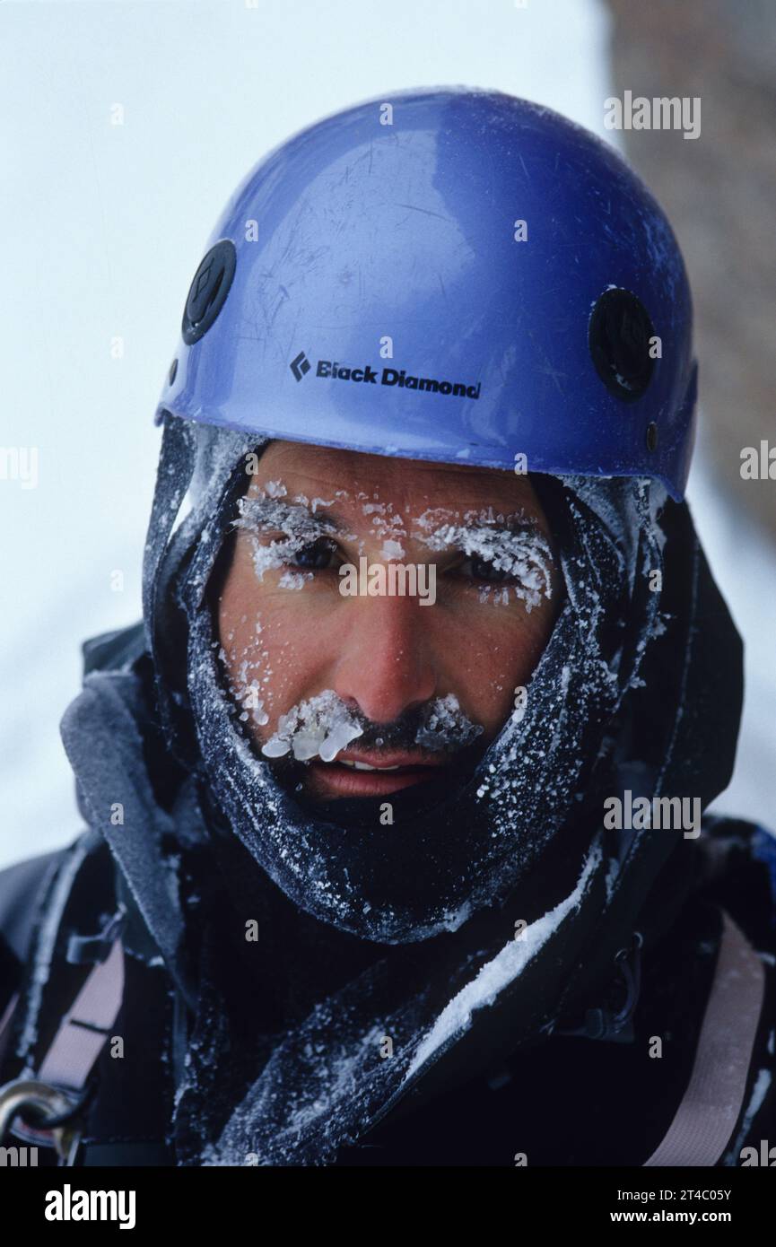 Mann mit Eis im Gesicht, der in die Kamera schaut, Baffin Island, Kanada Stockfoto