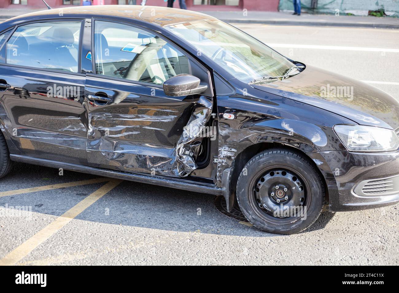 Mit dem Auto nach einem Unfall. Ein kaputtes Auto. Zerknitterte Transporttür. Unfall auf der Straße. Stockfoto