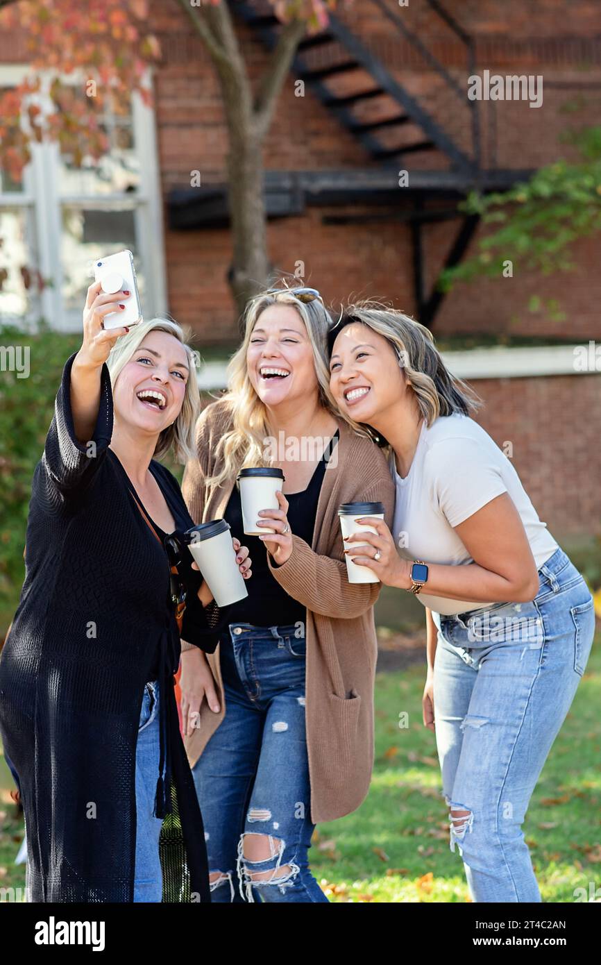 Verical Image von Freunden, die draußen ein Selfie machen; lächeln Stockfoto