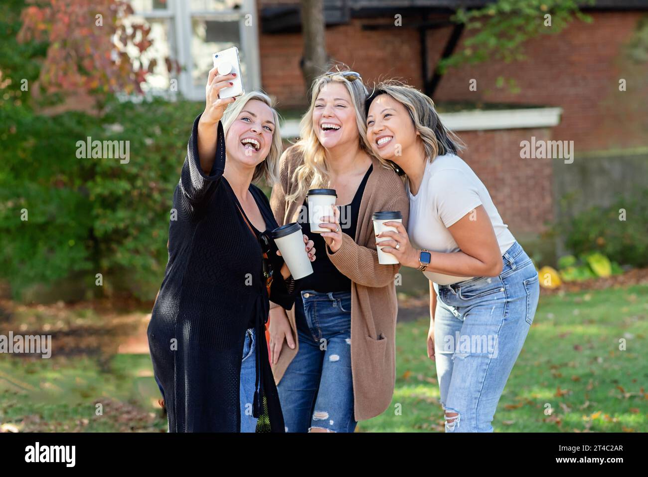 Drei Frauen lachen und machen ein Selfie Stockfoto