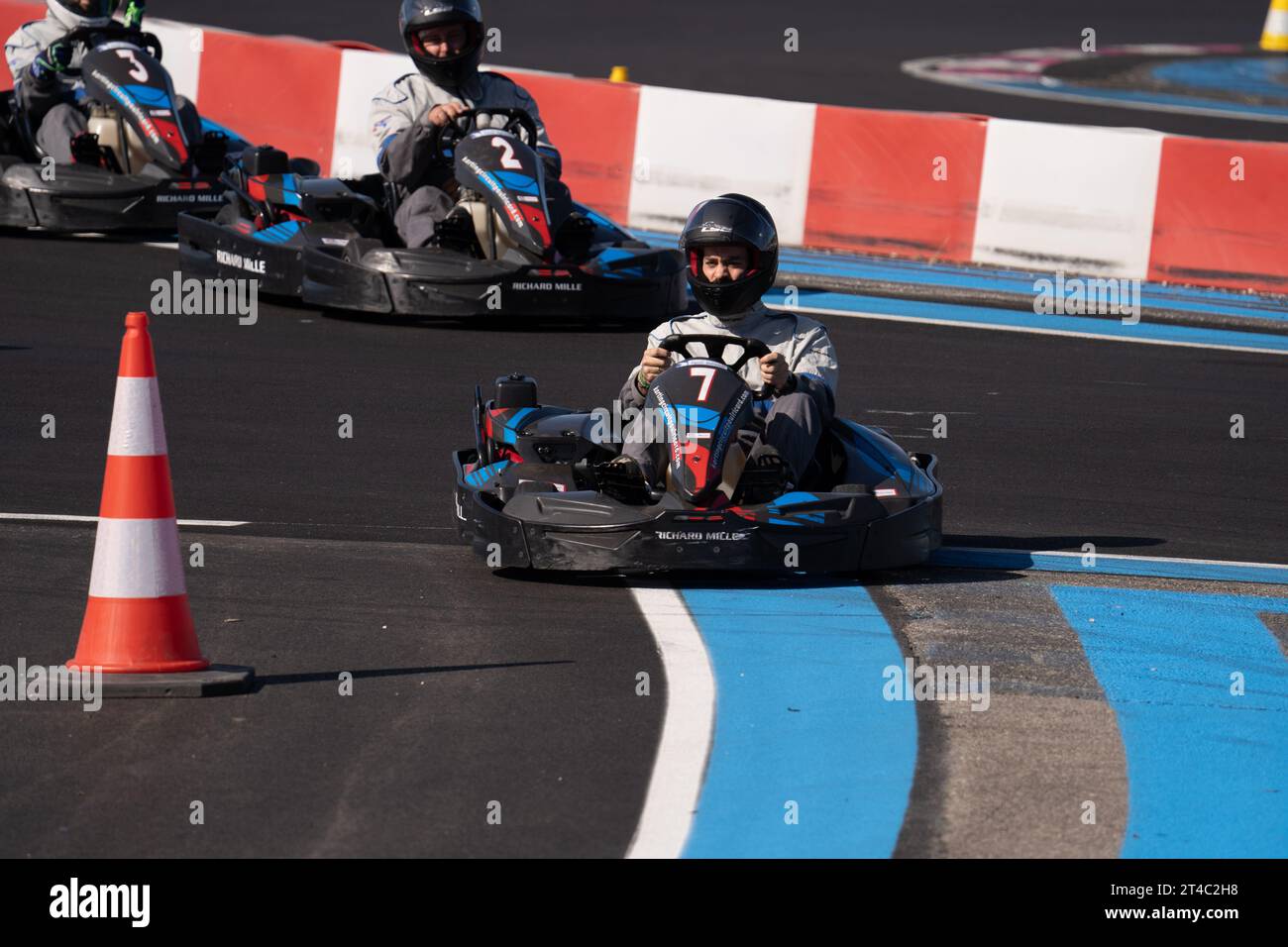 Go-Kart-Racer fahren auf offener Strecke auf dem Karting Circuit Paul Ricard Stockfoto