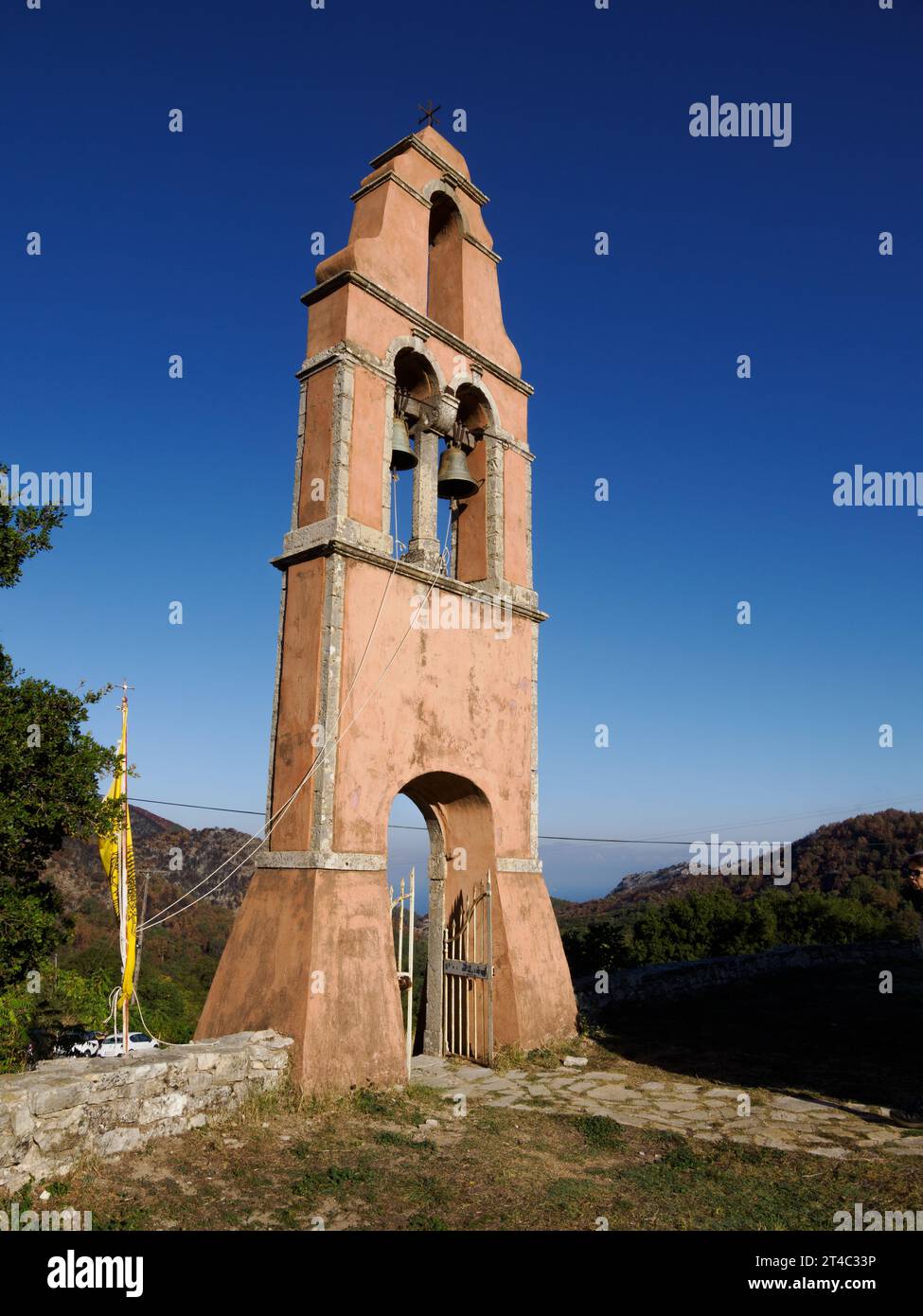Glockenturm des Heiligen Iakovos Persis Curch in der Altstadt von Perithien auf dem Berg Pandokratorias in Korfu Griechenland Stockfoto