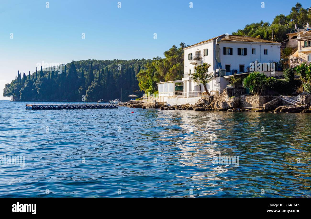 Das Weiße Haus in der Kalami-Bucht an der Nordostküste von Korfu Griechenland - einst im Besitz des Schriftstellers Lawrence Durrell - seine „Würfel auf einem Felsen“ Stockfoto