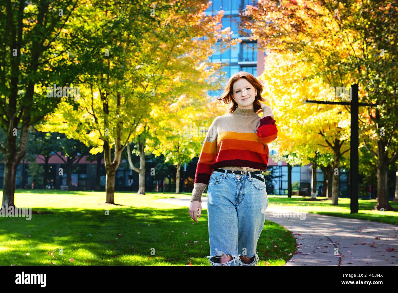 Hübsches Mädchen, das im Herbst im Stadtpark spaziert. Stockfoto