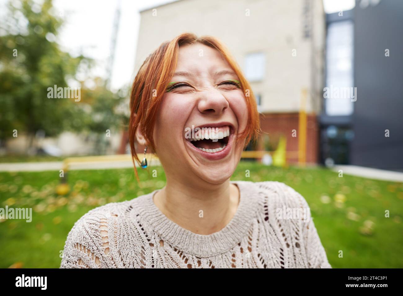 Lachendes Mädchen auf dem Schulhof Stockfoto