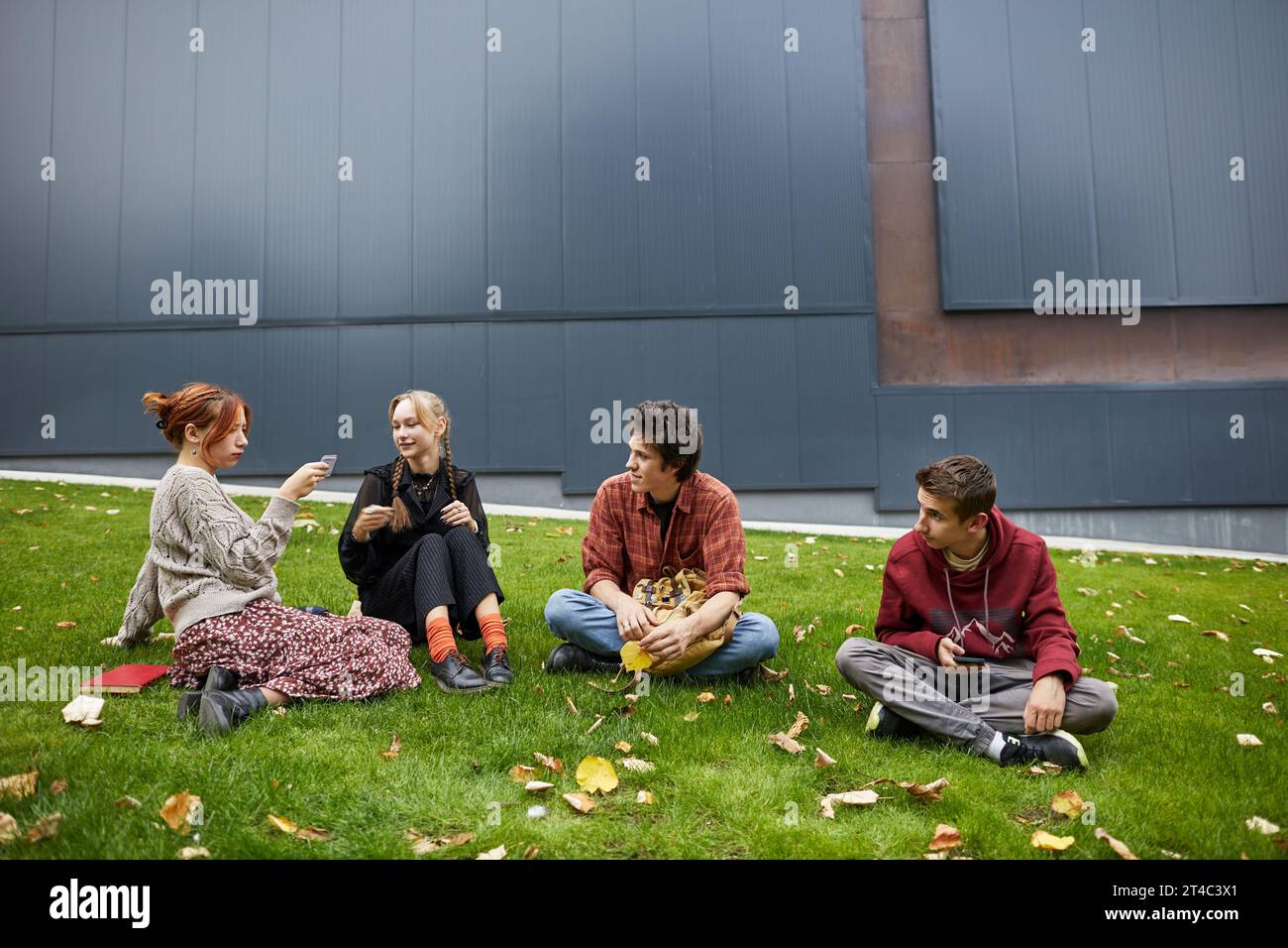 Studenten verbringen Freizeit auf dem Universitätscampus Stockfoto