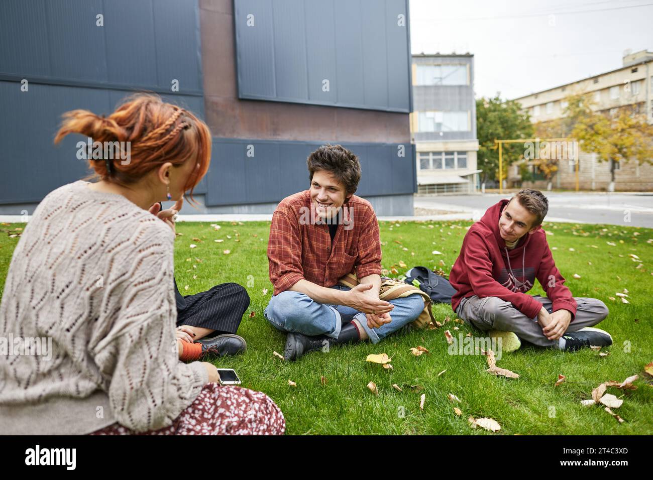 Lächelnder Schüler kommuniziert mit Freunden Stockfoto