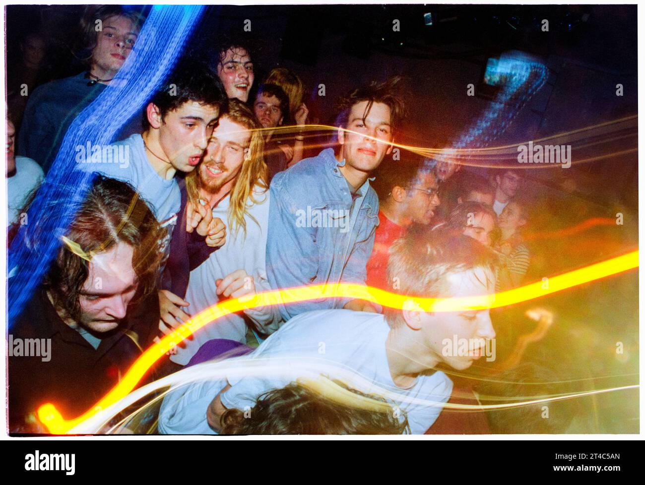 KONZERT-FANS, GLAMORGAN UNIVERSITY, 1996: Junge Fans in der Menge kämpfen gegen die Sicherheitsbarriere während des Salad-Sets an der Glamorgan University in Wales, Großbritannien am 1995. Oktober. Foto: Rob Watkins Stockfoto