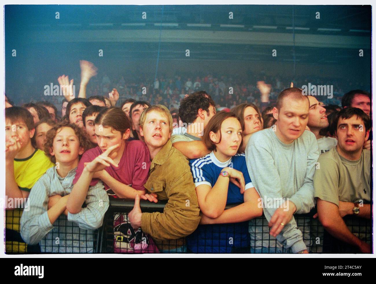 STONE ROSES, KONZERT-FANS, 1994: Die erste Reihe der Zuschauer, als die Stone Roses im Newport Centre in Newport, Wales, Großbritannien spielen, um ihr zweites Album am 4. Dezember 1994 zu unterstützen. Foto: Rob Watkins Stockfoto