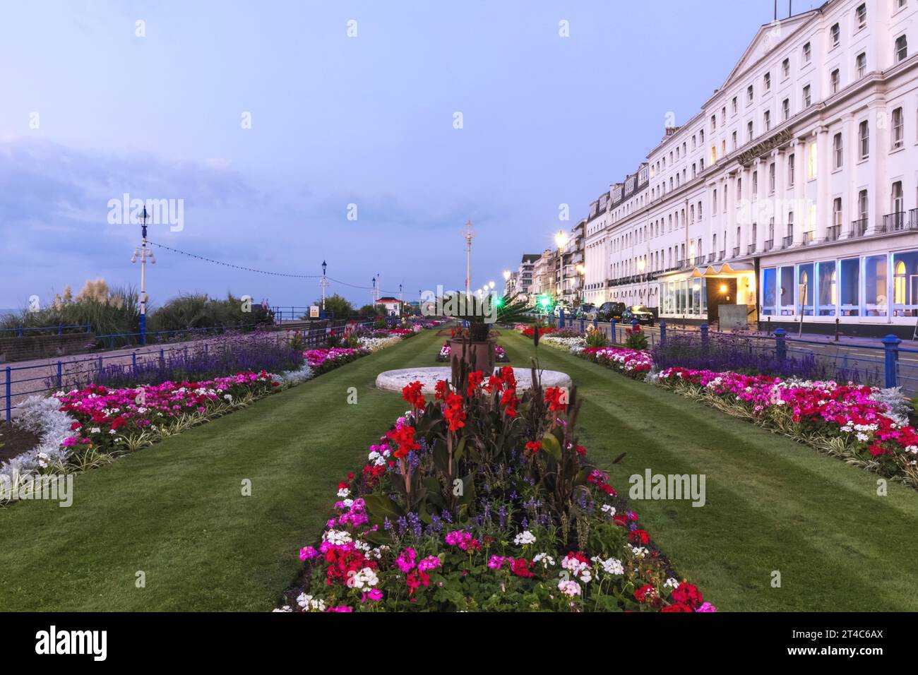 England, East Sussex, Eastbourne, nächtlicher Blick auf die Grand Parade und Hotels am Meer mit den Carpet Gardens Stockfoto