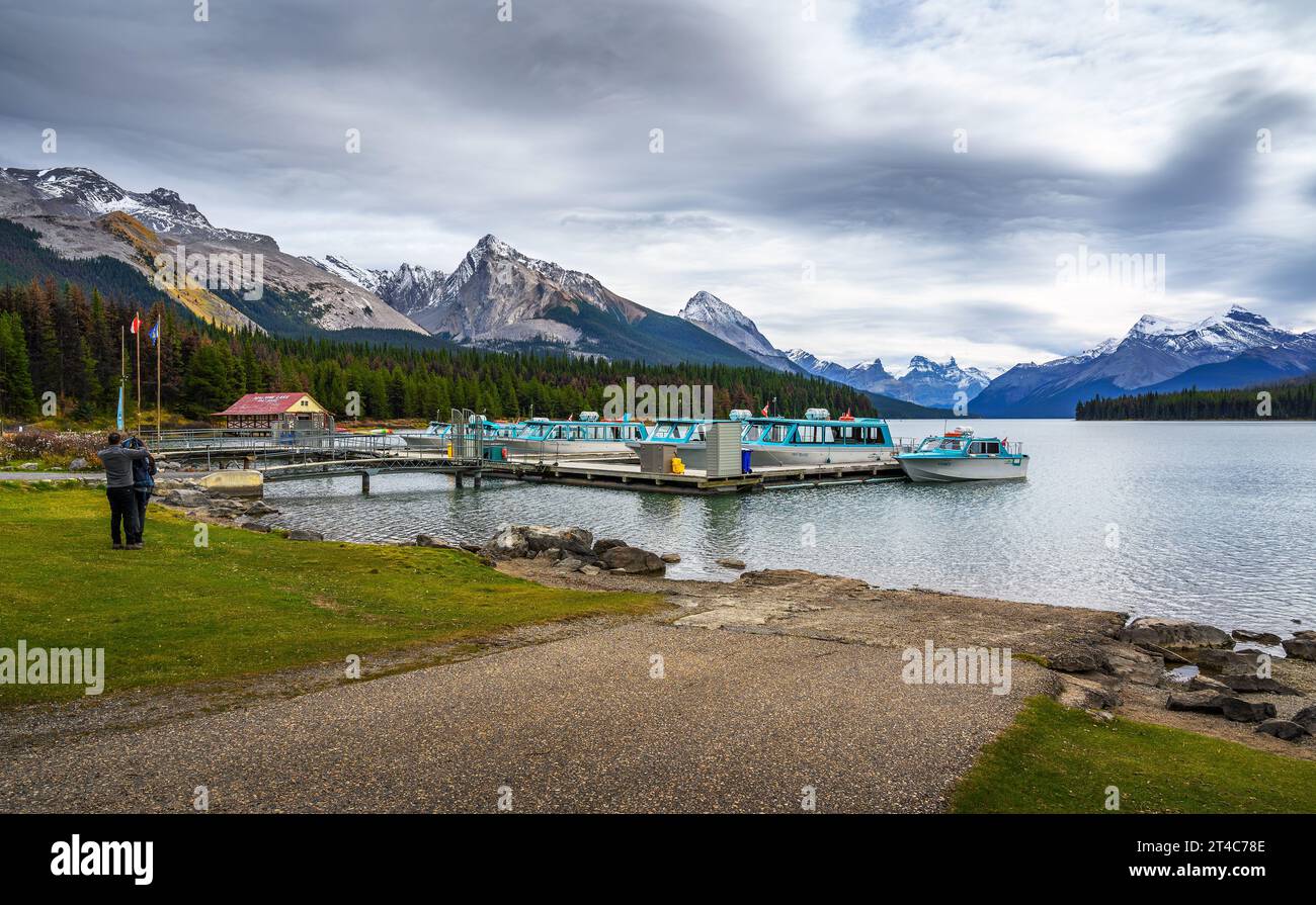 Pier mit Booten und dem Bootshaus am Maligne Lake, Jasper National Park, Kanada Stockfoto