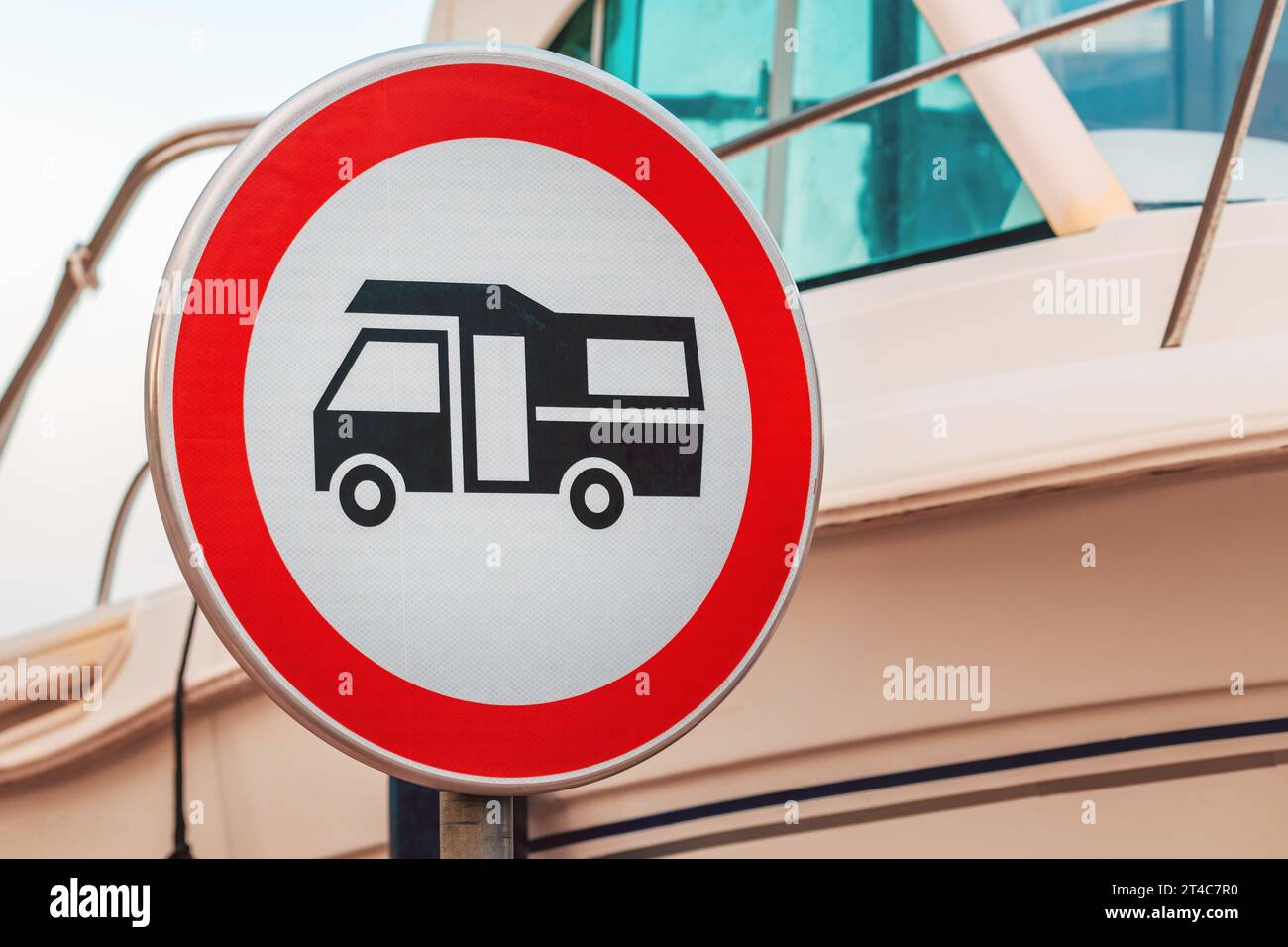 Kein Camping-Verkehrsschild mit Piktogramm für Wohnmobile, selektiver Fokus Stockfoto