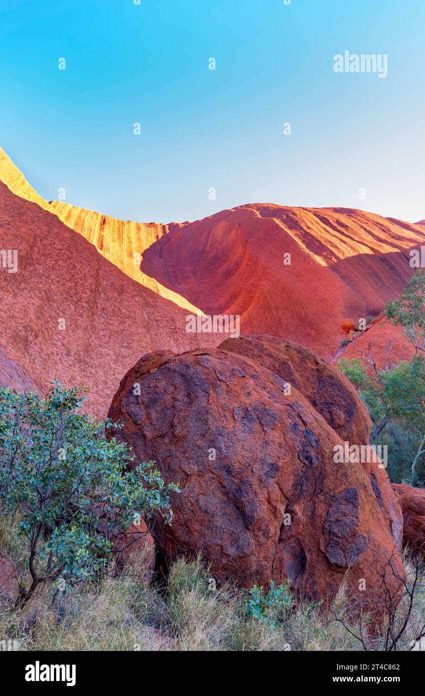 Sandsteinblöcke neben Uluru im Northern Territory, Australien, die beide aus spätneoproterozoischer/kambrischer Arche bestehen Stockfoto