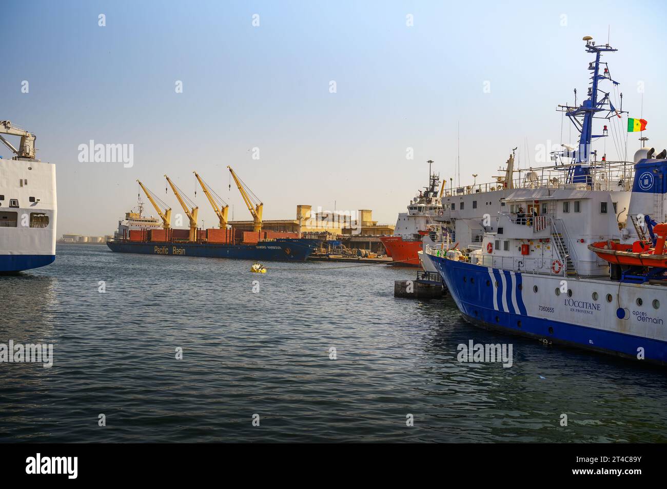 Hafen von Dakar in Senegal, Westafrika, mit verschiedenen Schiffen und Kränen Stockfoto