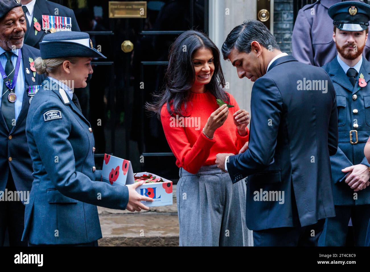 Downing Street, London, Großbritannien. 30. Oktober 2023. Der britische Premierminister Rishi Sunak trifft sich zusammen mit seiner Frau Akshata Murty mit Spendenaktionen für die Royal British Legion und kauft einen Mohn vor der Tür Nummer 10. Foto: Amanda Rose/Alamy Live News Stockfoto