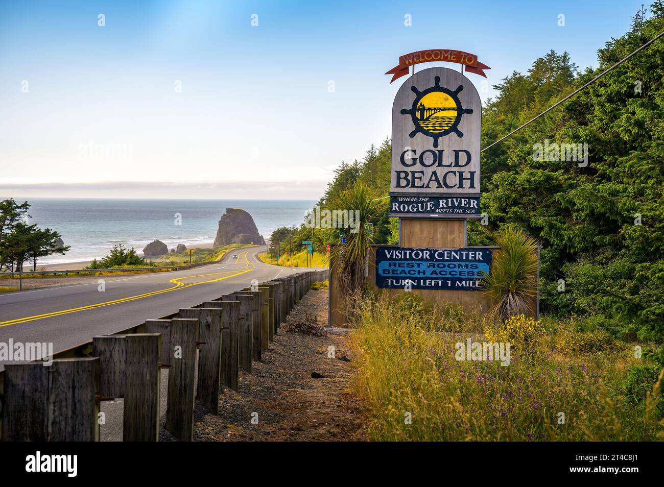 Begrüßungsschild am Eingang zur Stadt Gold Beach, Oregon Stockfoto