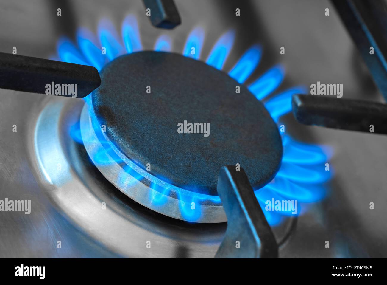 Nahaufnahme der blauen Flammen aus einem Gasherd in einer Küche. Gasherd mit brennenden Flammen von Erdgas. Stockfoto