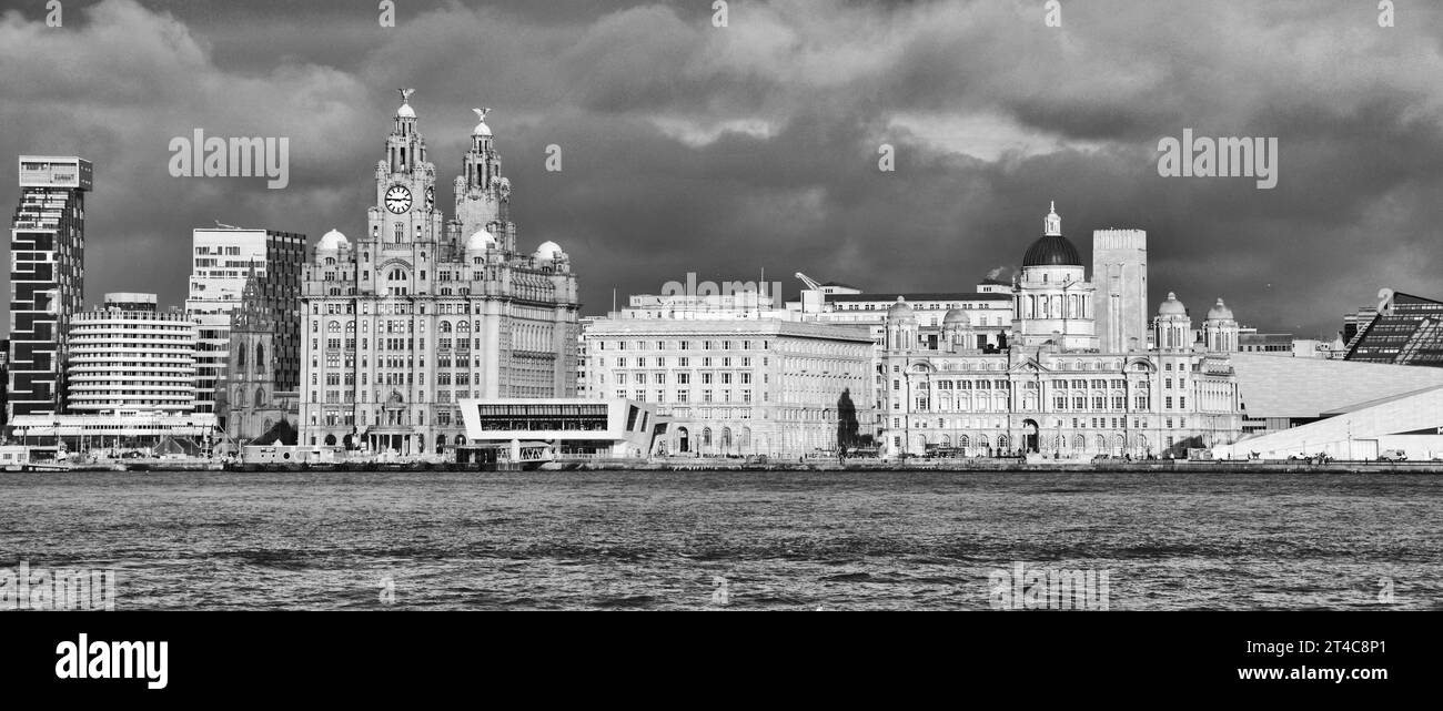 Rund um Großbritannien - Ein dramatischer Panoramablick in Schwarz und weiß auf die ikonische Liverpool Waterfront, von der Mersey Ferry aus gesehen Stockfoto