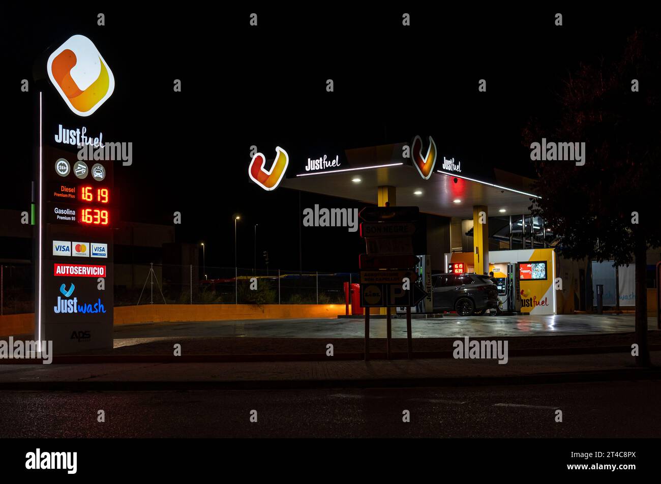 Felanitx (Spanien); 14. oktober 2023: Günstige Tankstelle des multinationalen Unternehmens „Just Fuel at Night“ in der mallorquinischen Stadt Felanitx (Spanien) Stockfoto