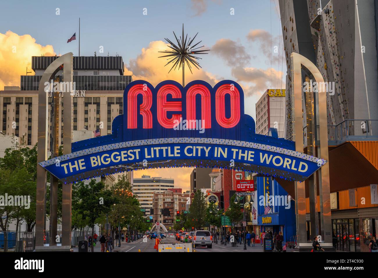 Reno die größte kleine Stadt der Welt ist ein Bogenschild in der Innenstadt von Reno, Nevada Stockfoto