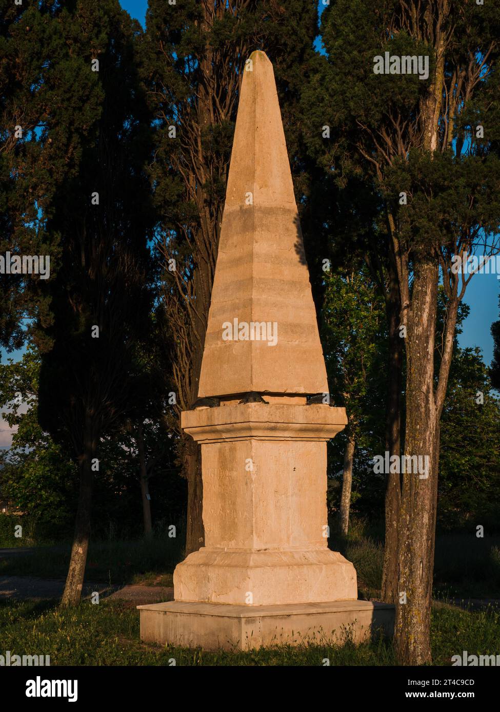 Obelisk zum Gedenken an den Dichter Giosue Carducci in Castagneto Carducci, Toskana, Italien Stockfoto